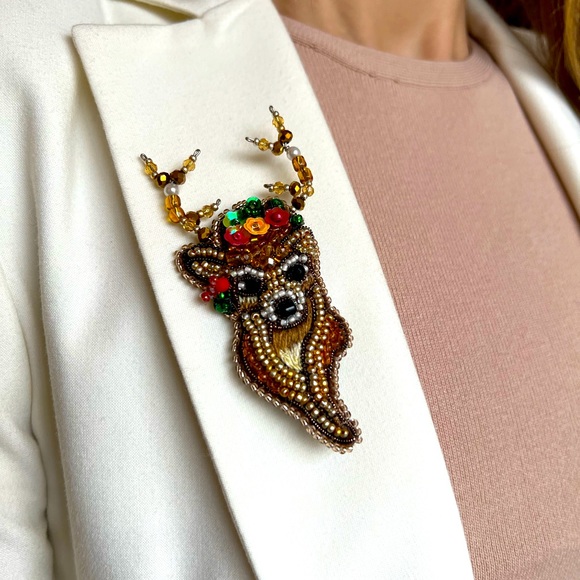 Reindeer Winter Brooch - Picture 1 of 2